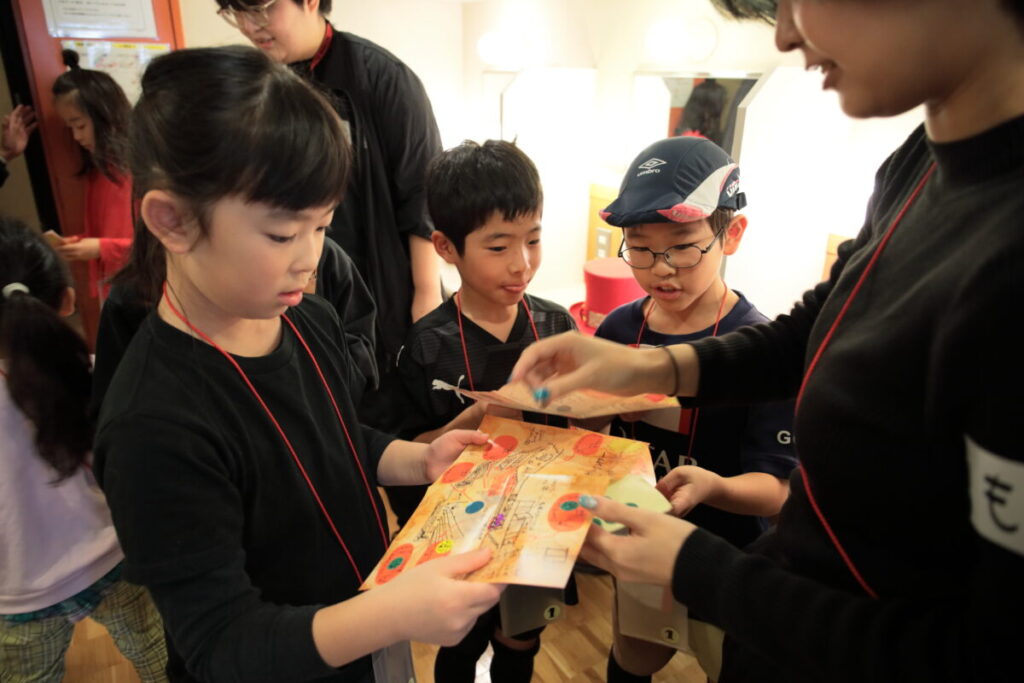 シートにシールを貼っている子どもたち。